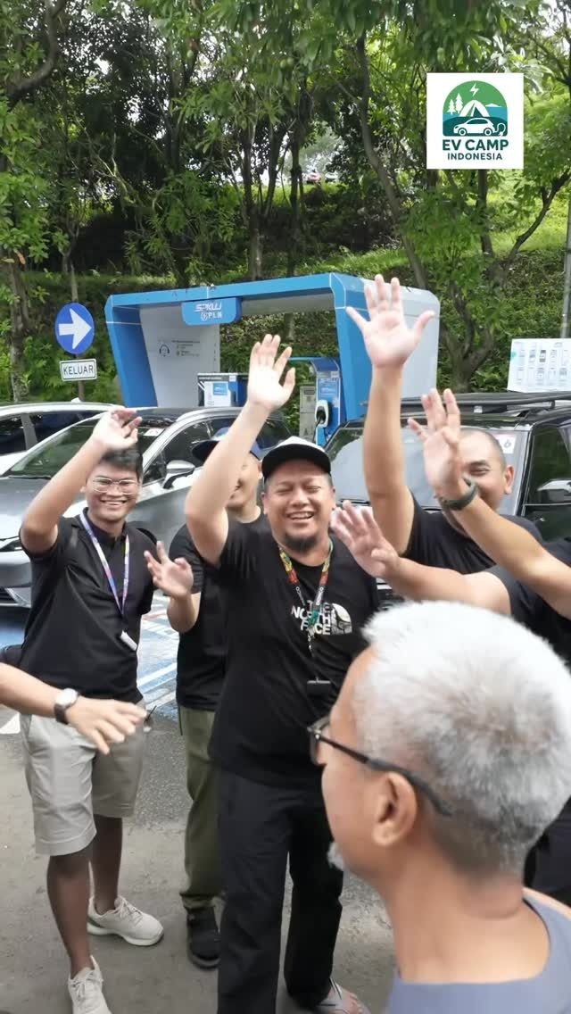 Peserta bersorak gembira di lokasi camping